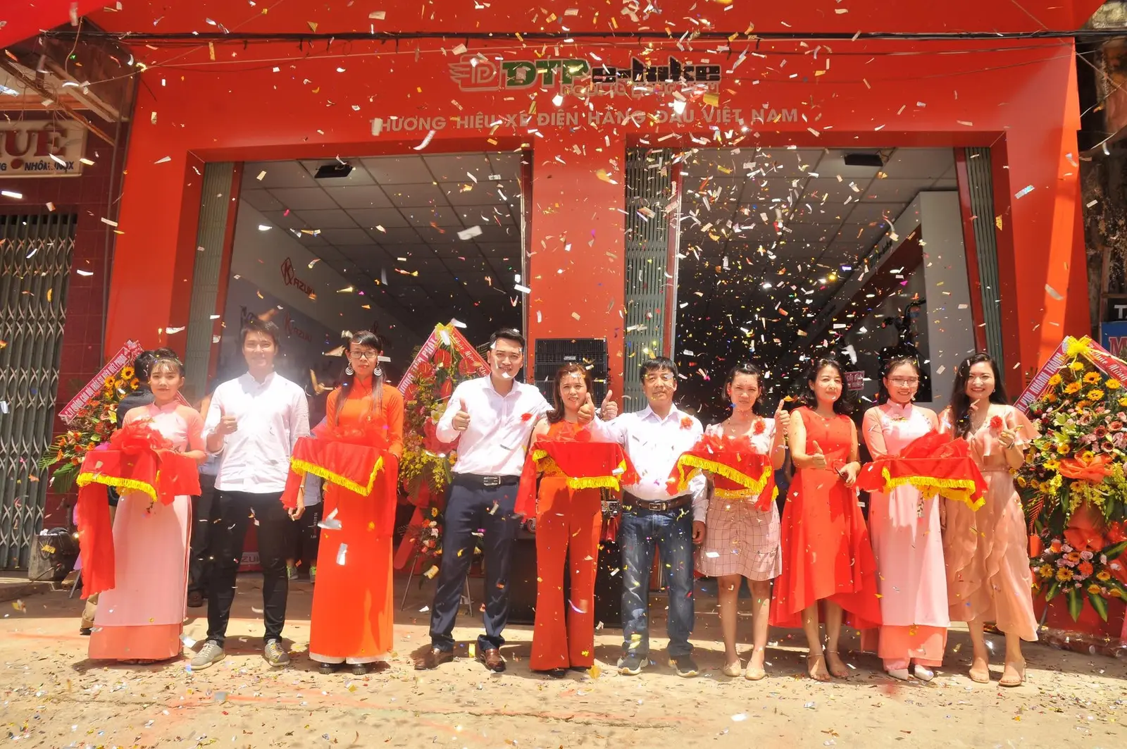 On-site photograph: Ribbon-cutting ceremony at a DTP-Ebike showroom.
