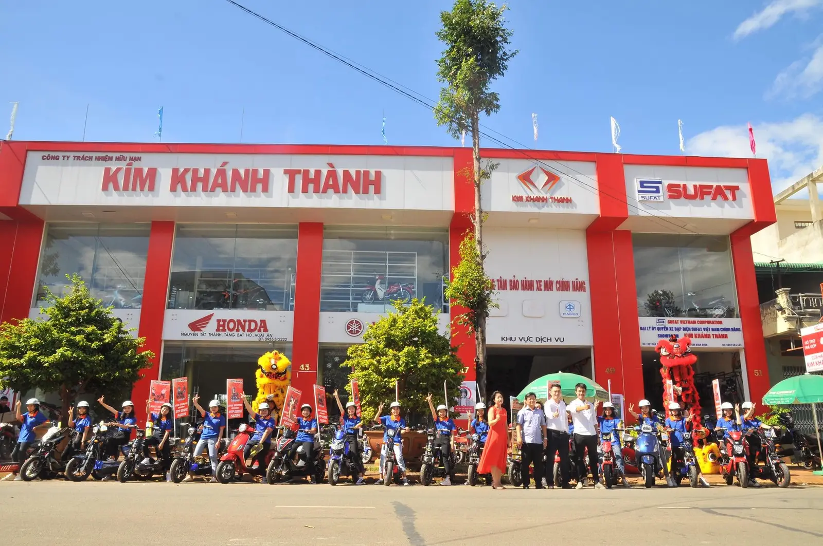 On-site photograph: Roadshow line-up outside Kim Khanh Thanh dealership.