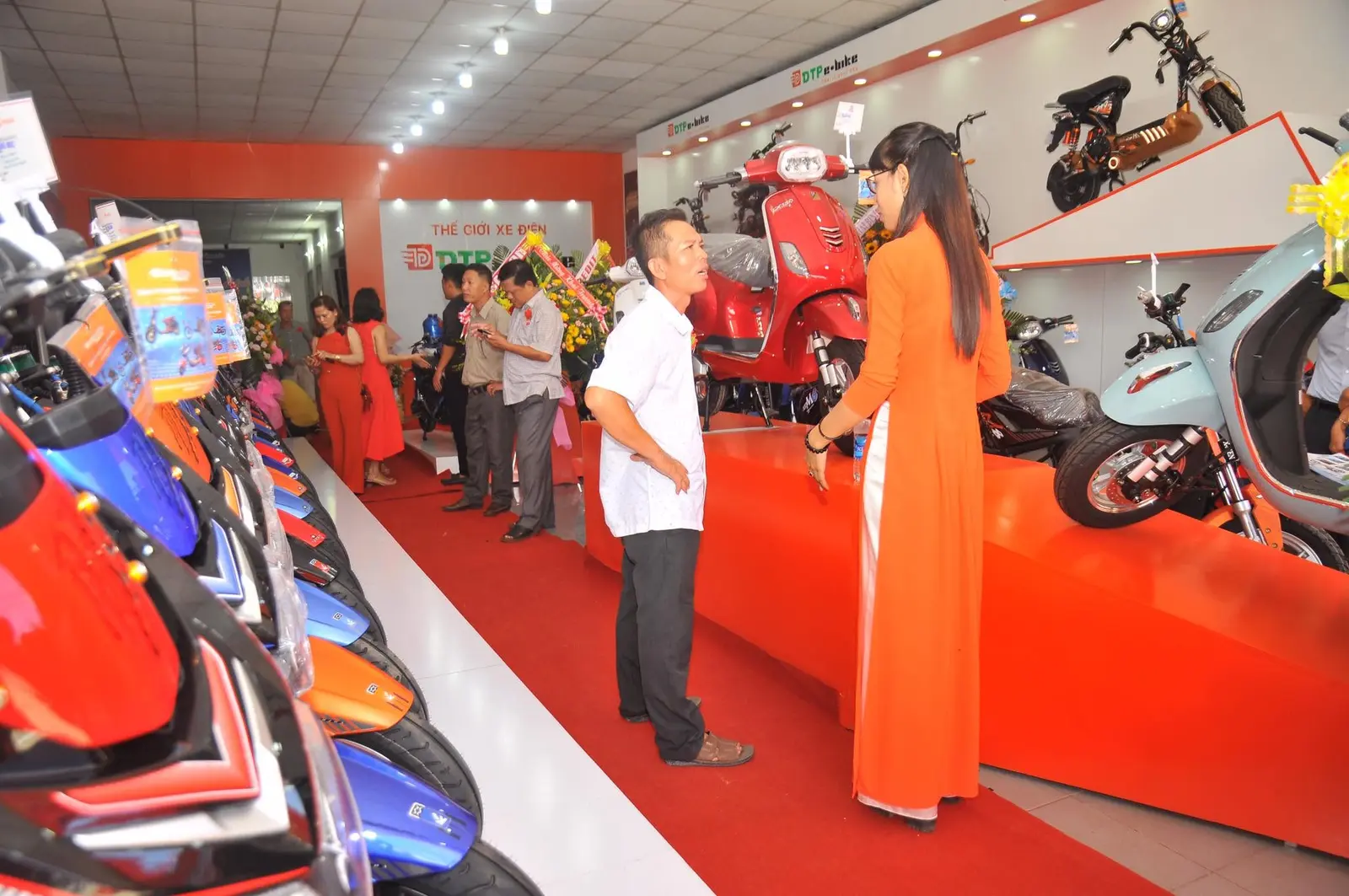 On-site photograph: Product consultation inside the showroom.