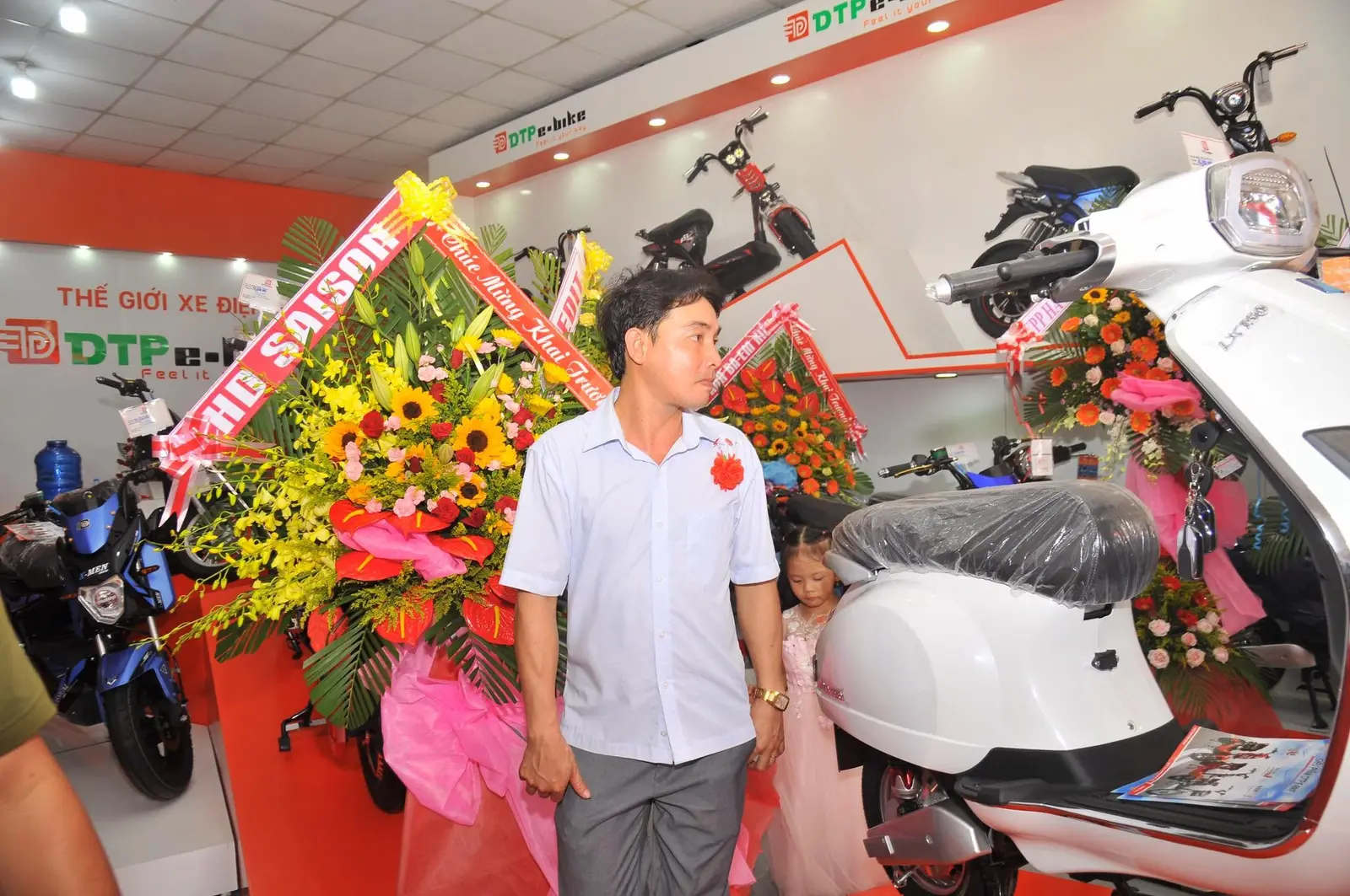 On-site photograph: Visitors exploring the electric bike display.