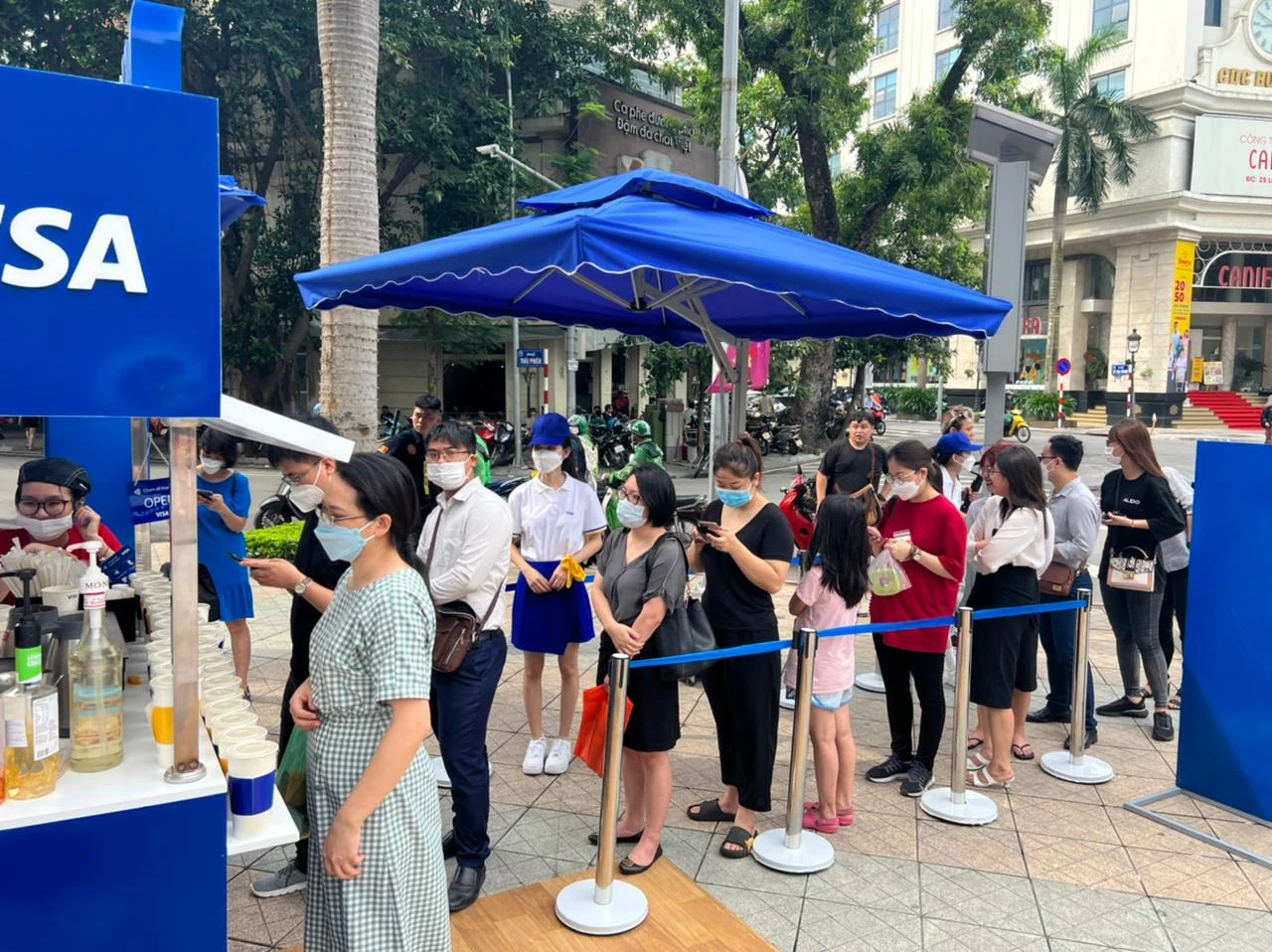 Khách tham gia tại gian hàng